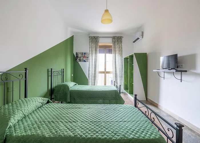 Three Large Bedrooms For Six People Downtown Apartament *